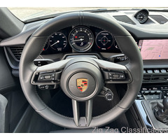 Porsche 911 Carrera 4 GTS Coupe 2024 - Carro exótico