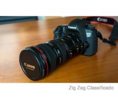 Câmera Canon EOS 6D Mark II DSLR com uma lente 24-105 mm f/4